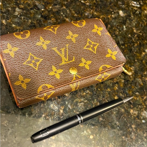 Louis Vuitton Wallet. - Picture 1 of 6